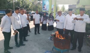 Kakankemenag Langsa H Fadli bersama jajaran saat melakukan pemusnahan blangko nikah kadaluarsa